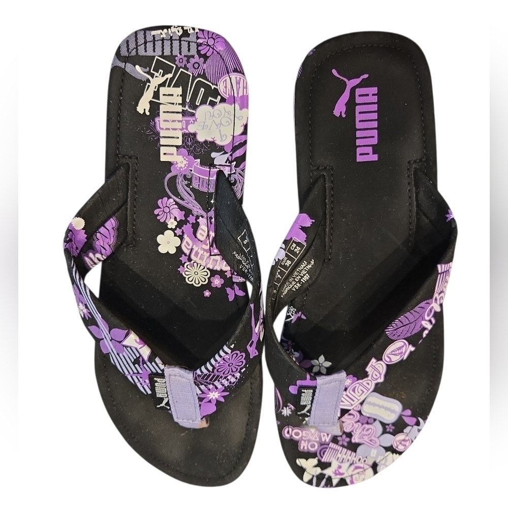 PUMA BLACK AND PURPLE FLORAL LOGO PRINT THONG FLIP-FLOPS. SIZE 7. - Picture 2 of 9
